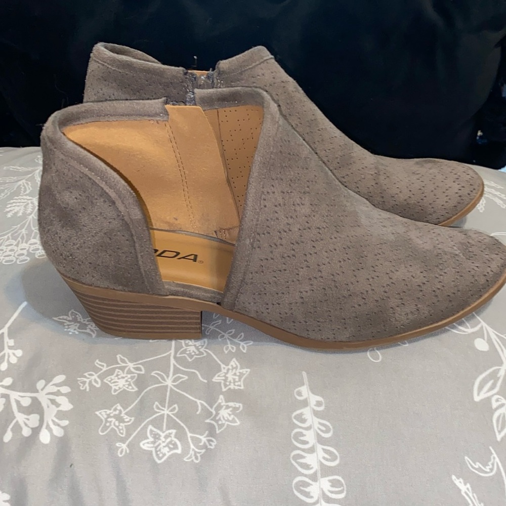 Soda ankle booties taupe